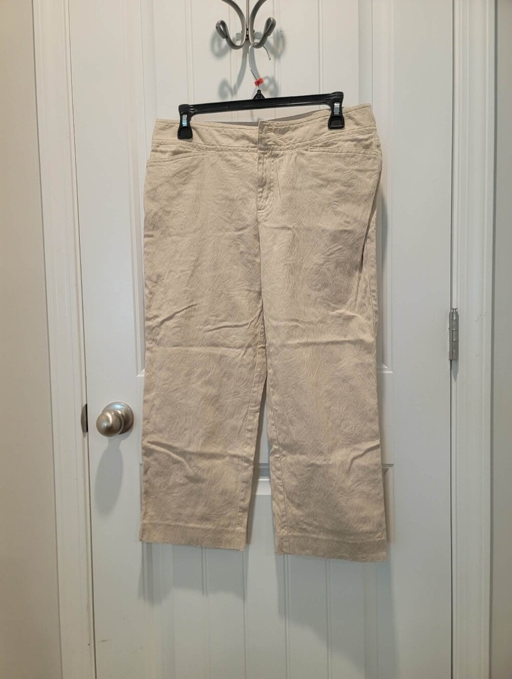 A Line Anne Klein Size 10 Cream Colored Quilted Look Floral Pattern Cropped Pant